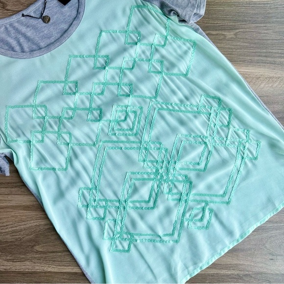 BKE Boutique Embroidered Geometric Mint & Gray Tee – Size M - Picture 5 of 7